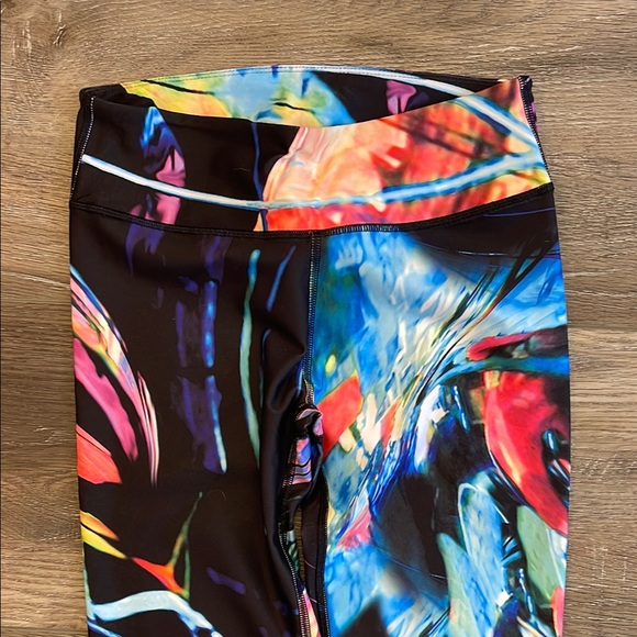 Fabletics Vibrant Abstract Print Leggings NWT size XSP - Picture 2 of 3